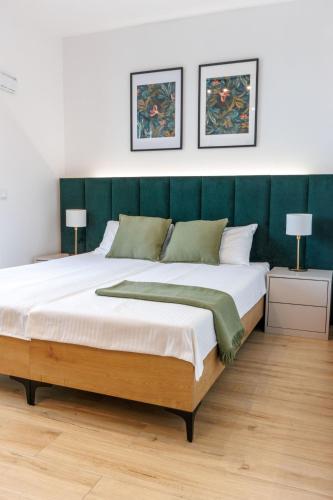 zeus apartments