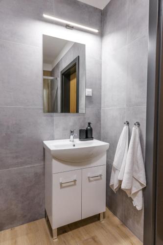 zeus apartments