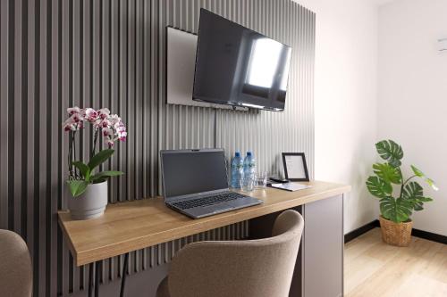 zeus apartments
