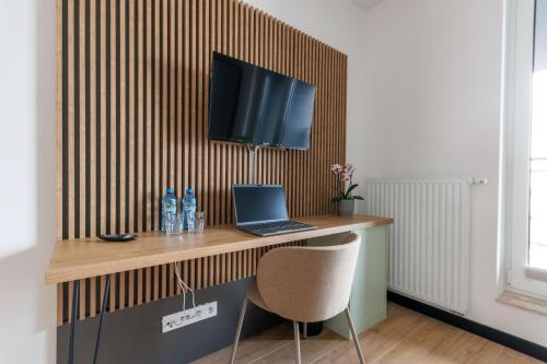 zeus apartments