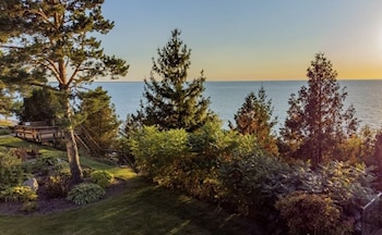 the brentwood waterfront retreat