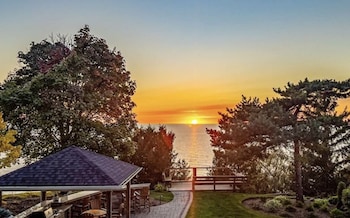 the brentwood waterfront retreat