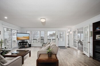 The Brentwood Waterfront Retreat,,3 star