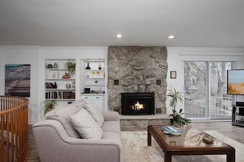 The Brentwood Waterfront Retreat,,3 star