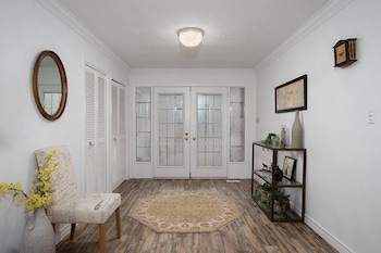 The Brentwood Waterfront Retreat,,3 star