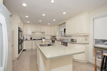 the brentwood waterfront retreat