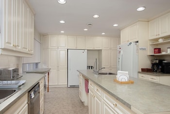 the brentwood waterfront retreat