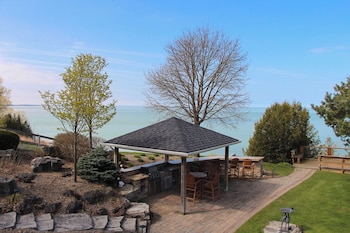 the brentwood waterfront retreat