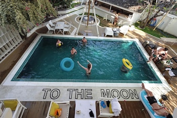To The Moon Guesthouse,,4 star