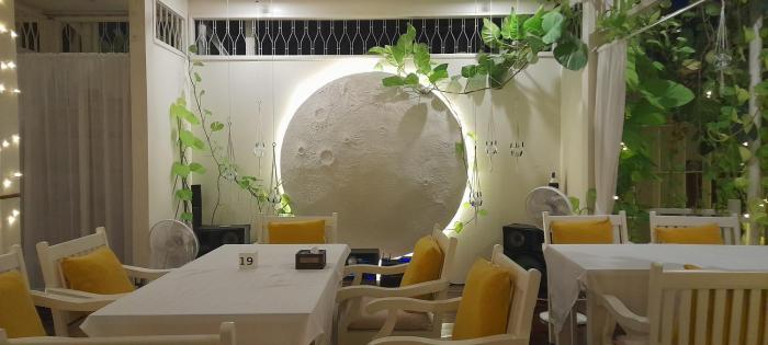 to the moon guesthouse