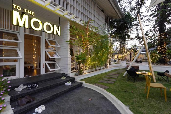 to the moon guesthouse