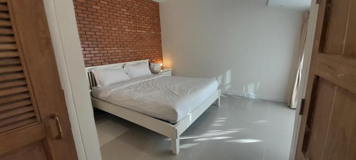 to the moon guesthouse