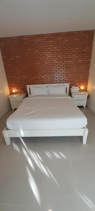 to the moon guesthouse