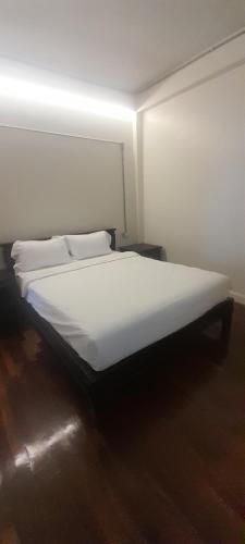to the moon guesthouse