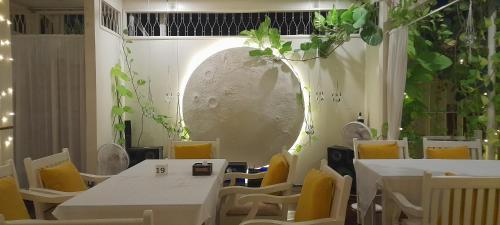 to the moon guesthouse