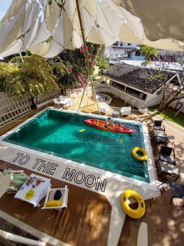 to the moon guesthouse