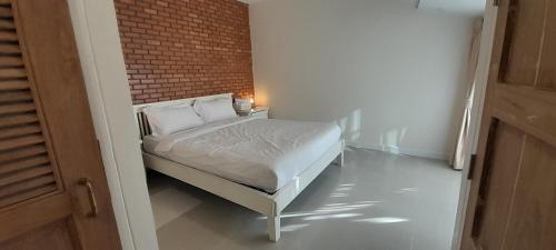 to the moon guesthouse