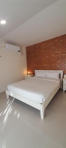 to the moon guesthouse