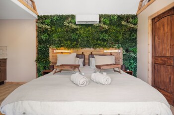 Secluded Luxury Couples Cabin Sauna Pool,,4 star