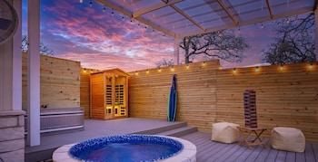 Secluded Luxury Couples Cabin Sauna Pool,,4 star