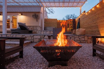 Secluded Luxury Couples Cabin Sauna Pool,,4 star
