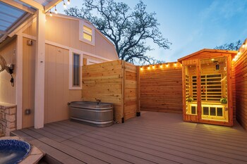 Secluded Luxury Couples Cabin Sauna Pool,,4 star
