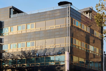 eight rest hostel jong no