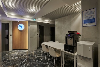 eight rest hostel jong no