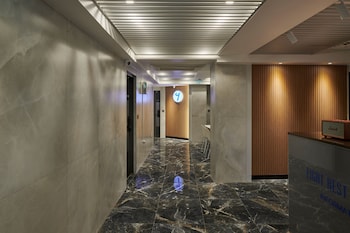 eight rest hostel jong no