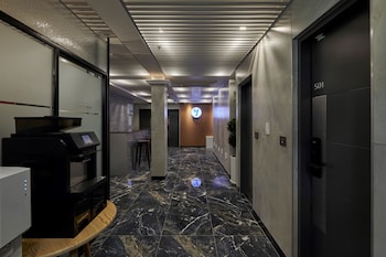 eight rest hostel jong no