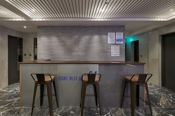 eight rest hostel jong no