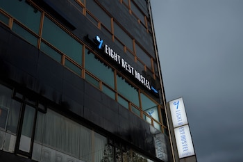 eight rest hostel jong no