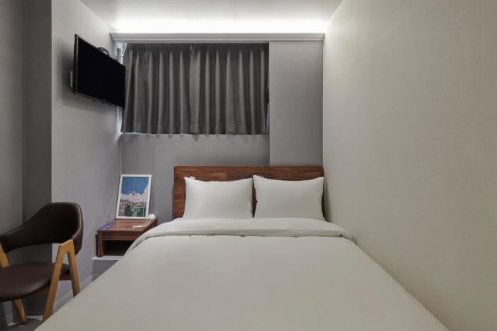 eight rest hostel jong no