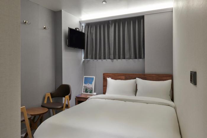 eight rest hostel jong no