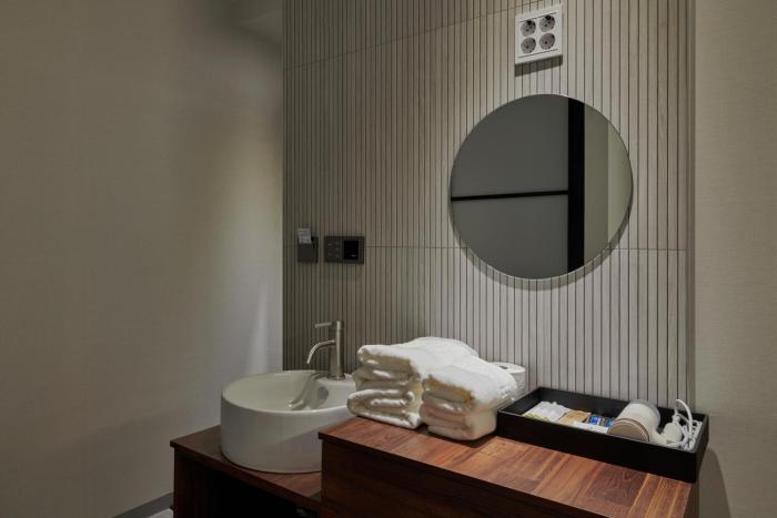 eight rest hostel jong no