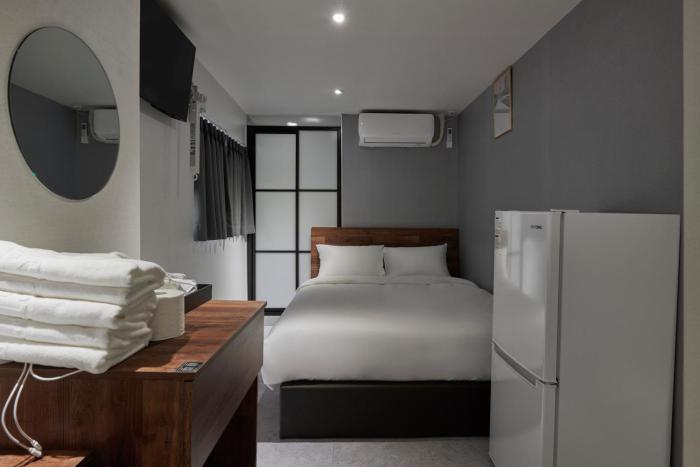 eight rest hostel jong no