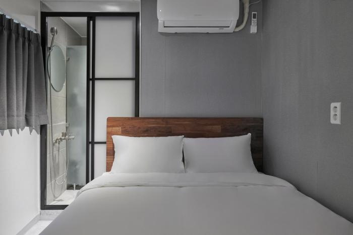 eight rest hostel jong no