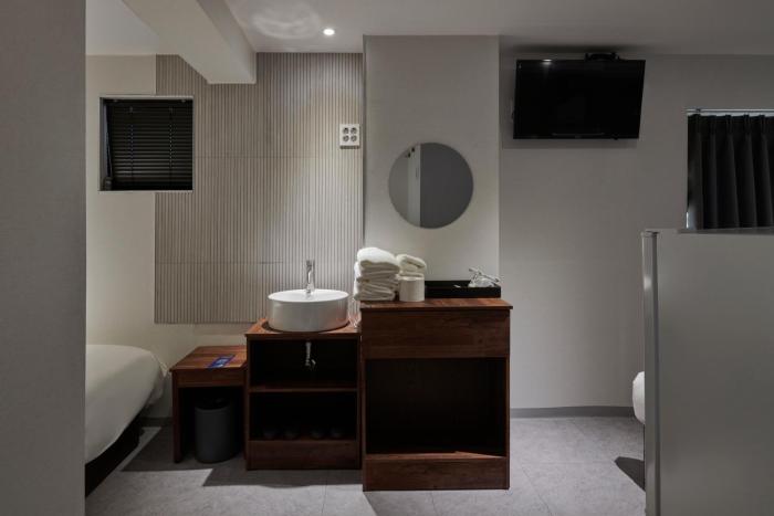 eight rest hostel jong no