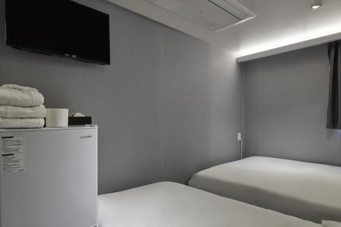 eight rest hostel jong no