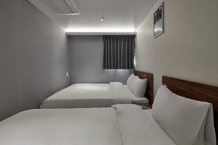 eight rest hostel jong no