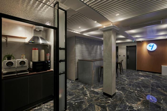 eight rest hostel jong no