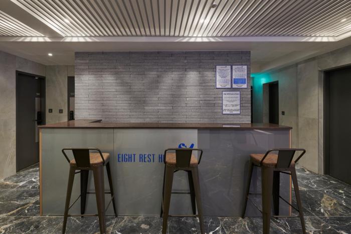 eight rest hostel jong no