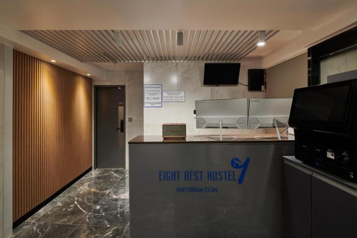 eight rest hostel jong no