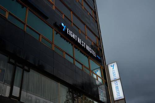 eight rest hostel jong no