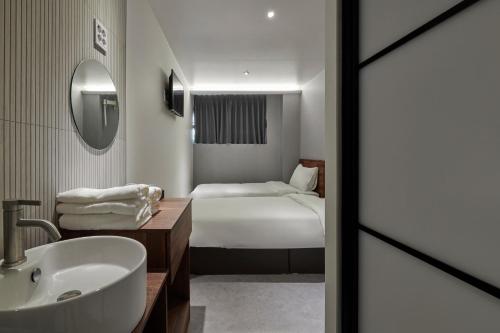 eight rest hostel jong no