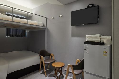 eight rest hostel jong no
