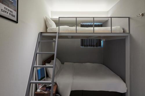 eight rest hostel jong no