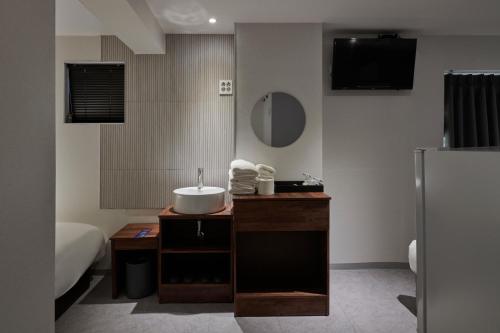 eight rest hostel jong no