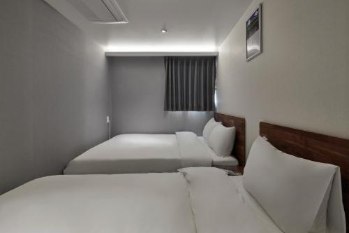 eight rest hostel jong no