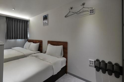 eight rest hostel jong no